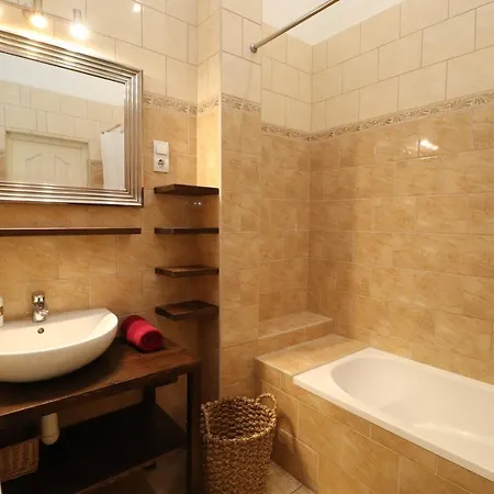 Broadway Downtown Deluxe *